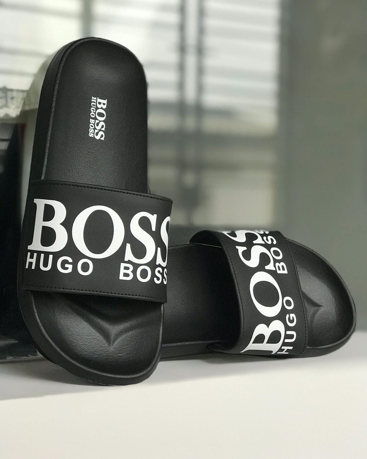 Chanclas Hugo Boss: La Combinación Perfecta de Estilo y Confort